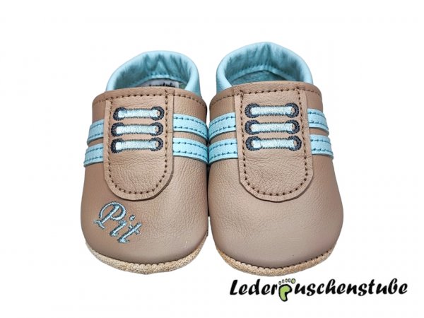 Lederpuschen beige-eisblau Turnschuh Streifen eisblau Namen vorne rechts eisblau Schnürsenkel eisblau-anthrazit